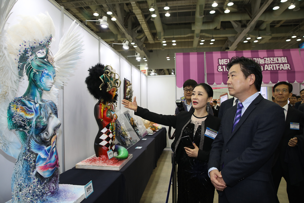 6_뷰티작품전시회 관람하는 홍종학 장관(설명김유리회장)