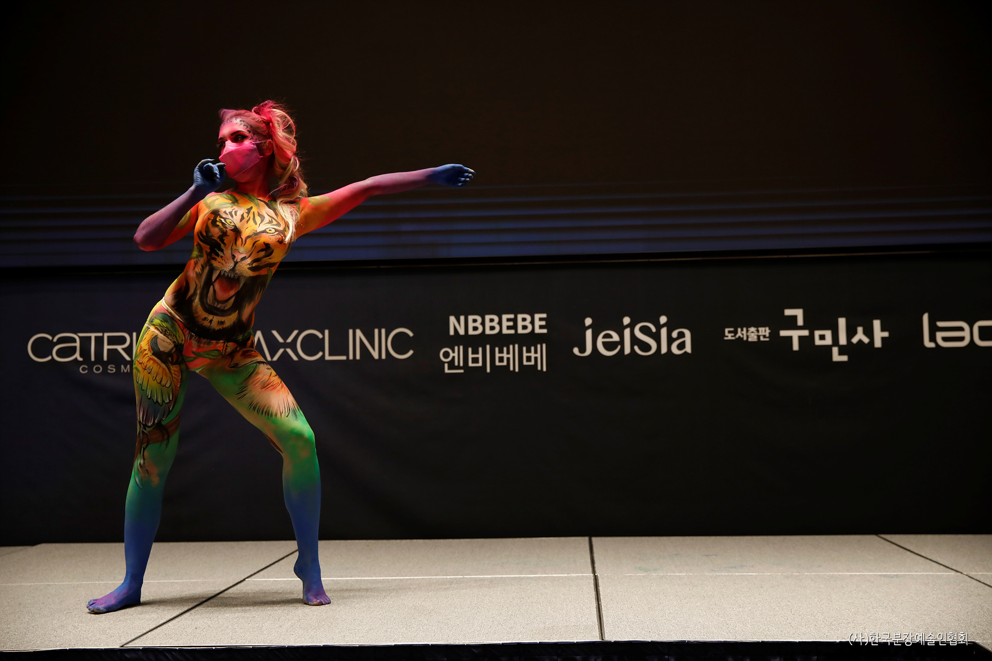 바디페인팅퍼포먼스(아티스트트윈스프롬비욘드_모델아나스타샤)